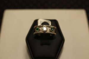  White Gold Ring with Diamond and Two Emeralds