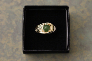  Mesmerizing Green Stone Set in 10kt Gold Band