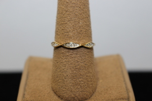  Entrancing 10kt Yellow Gold Ring
