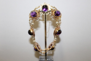  Antique-Style Gold and Amethyst bracelet