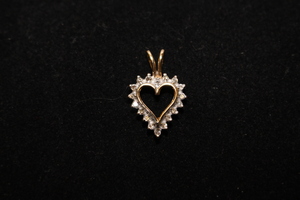  Romantic 10kt Gold Heart Pendant with Diamonds