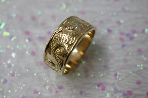  10KT Yellow Gold Etched Dragon Band – 16.30g – Size 14